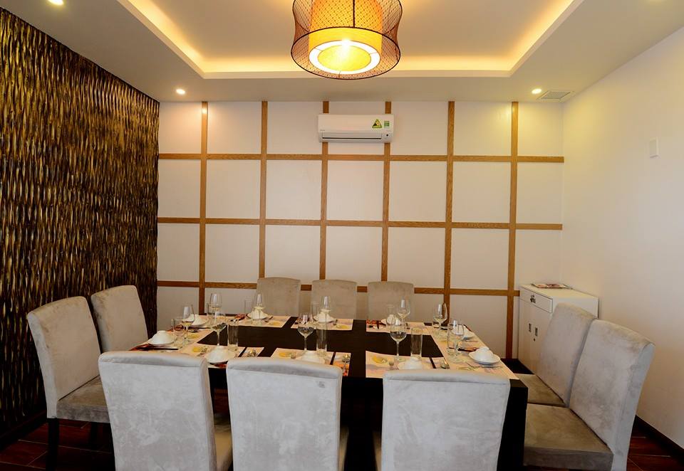 Nhà hàng Thuyền Trăng Quán